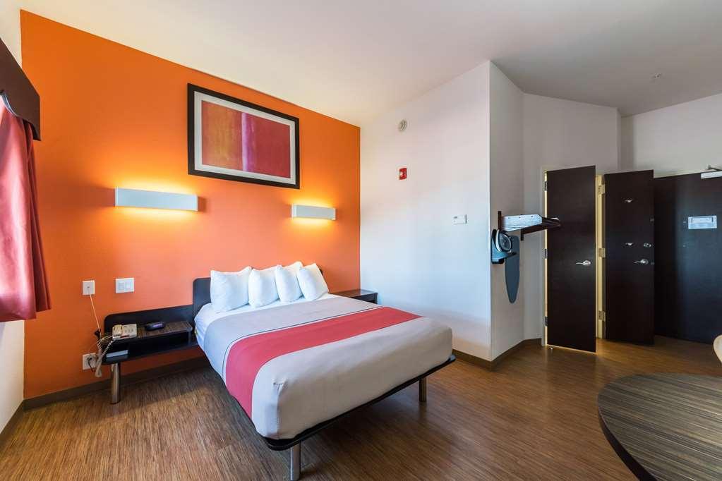 Motel 6-Eagle Pass, Tx - Lakeside Room photo